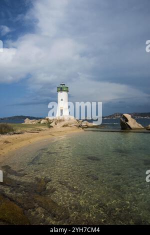 Leuchtturm mit Strand und bizarren Granitfelsen, Spiaggia Porto Faro, Faro di Punta Palau, Palau, Costa Smeralda, Sardinien, Italien, Ozeanien Stockfoto