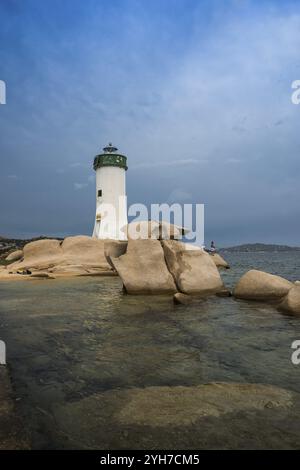 Leuchtturm mit Strand und bizarren Granitfelsen, Spiaggia Porto Faro, Faro di Punta Palau, Palau, Costa Smeralda, Sardinien, Italien, Ozeanien Stockfoto