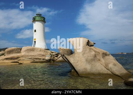 Leuchtturm mit Strand und bizarren Granitfelsen, Spiaggia Porto Faro, Faro di Punta Palau, Palau, Costa Smeralda, Sardinien, Italien, Ozeanien Stockfoto