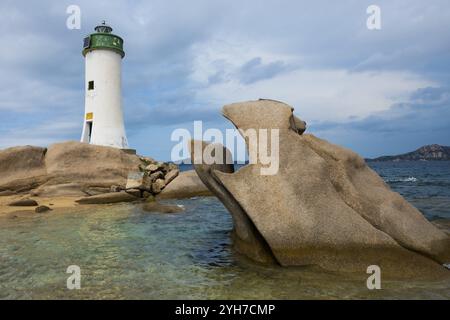 Leuchtturm mit Strand und bizarren Granitfelsen, Spiaggia Porto Faro, Faro di Punta Palau, Palau, Costa Smeralda, Sardinien, Italien, Ozeanien Stockfoto