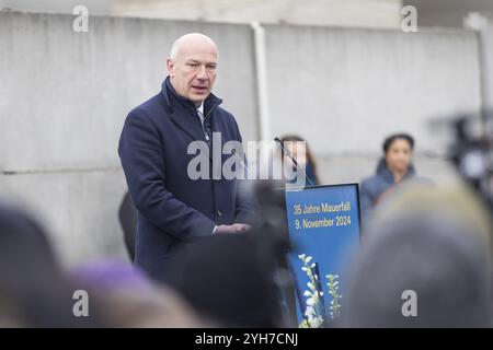 Kai Wegner (Regierender Bürgermeister von Berlin) hält anlässlich des 35-jährigen Jubiläums der Gedenkfeier an der Berliner Mauer Stockfoto