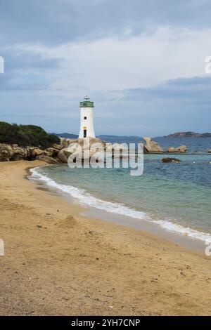 Leuchtturm mit Strand und bizarren Granitfelsen, Spiaggia Porto Faro, Faro di Punta Palau, Palau, Costa Smeralda, Sardinien, Italien, Ozeanien Stockfoto