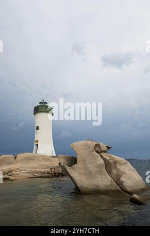 Leuchtturm mit Strand und bizarren Granitfelsen, Spiaggia Porto Faro, Faro di Punta Palau, Palau, Costa Smeralda, Sardinien, Italien, Ozeanien Stockfoto