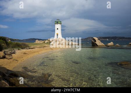 Leuchtturm mit Strand und bizarren Granitfelsen, Spiaggia Porto Faro, Faro di Punta Palau, Palau, Costa Smeralda, Sardinien, Italien, Ozeanien Stockfoto