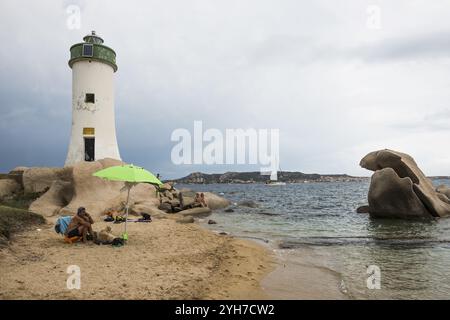 Leuchtturm mit Strand und bizarren Granitfelsen, Spiaggia Porto Faro, Faro di Punta Palau, Palau, Costa Smeralda, Sardinien, Italien, Ozeanien Stockfoto