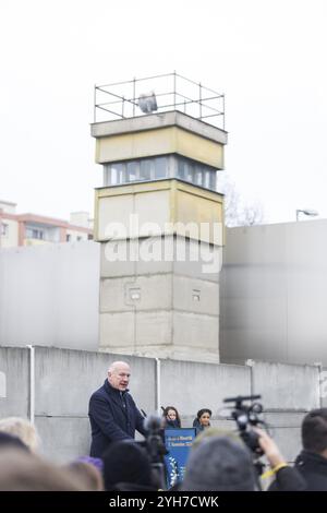 Kai Wegner (Regierender Bürgermeister von Berlin) hält anlässlich des 35-jährigen Jubiläums der Gedenkfeier an der Berliner Mauer Stockfoto