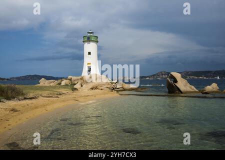 Leuchtturm mit Strand und bizarren Granitfelsen, Spiaggia Porto Faro, Faro di Punta Palau, Palau, Costa Smeralda, Sardinien, Italien, Ozeanien Stockfoto