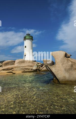 Leuchtturm mit Strand und bizarren Granitfelsen, Spiaggia Porto Faro, Faro di Punta Palau, Palau, Costa Smeralda, Sardinien, Italien, Ozeanien Stockfoto