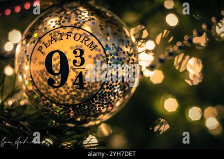 Nahaufnahme des festlichen Weihnachtsbaums mit Ornamenten und Lichtern Stockfoto