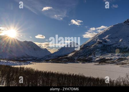 Straße von Sjusnes nach Ramfjordbotn Stockfoto