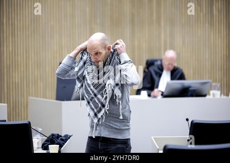 AMSTERDAM - Aktivist Frank van der Linde vor Gericht in Amsterdam für ein Schnellverfahren, das er gegen die in Amsterdam geltende Dringlichkeitsverordnung einreichte. Die Verordnung verbietet die Durchführung von Demonstrationen. Laut Van der Linde widerspricht dies den bürgerlichen Freiheiten und der Verfassung. ANP ROBIN VAN LONKHUIJSEN niederlande aus - belgien aus Stockfoto