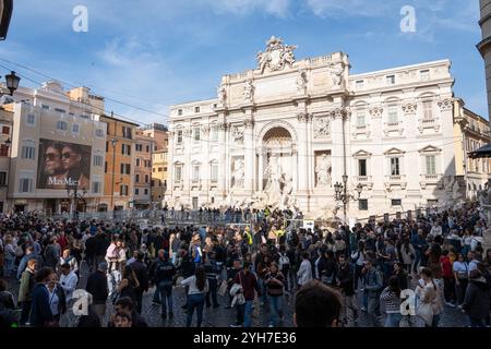 Allgemeiner Blick auf den Trevi-Brunnen während der Renovierungsarbeiten. Restaurierung des Trevi-Brunnens: Ein provisorischer, hängender Gang wurde heute eingeweiht, damit Besucher den Brunnen während der Renovierungsarbeiten am 9. November 2024 näher sehen können. Zu den Arbeiten gehören die Reinigung von Steinen im unteren Teil des Denkmals und die Verfugung von Fugen, die bis Ende des Jahres abgeschlossen sein sollten. Begrenzte Besuchergruppen dürfen den Brunnen auf einem erhöhten Gehweg überqueren, während die Wartungsarbeiten durchgeführt werden. (Foto: Stefano Costantino/SOPA Images/SIPA USA) Stockfoto