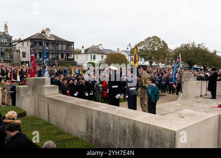 Clifftown Parade, Southend on Sea, Essex, Großbritannien. November 2024. Am Southend war Memorial über der Küste von Southend on Sea findet ein Remembrance Sunday Service statt. Lokale Zweige des Militärs, Kadetten, Parlamentsabgeordnete und Würdenträger nahmen an dem Dienst Teil Stockfoto