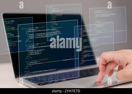 Handschrift auf dem Laptop mit Programmiercode auf dem Bildschirm, der die Softwareentwicklung darstellt. Perfekt für Codierung, IT-Lösungen, digitale Technologie, Web A Stockfoto