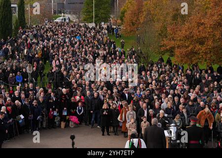 Militärveteranen und Gäste während der Gedenkfeier am Sonntag im National Memorial Arboretum, Alrewas, Staffordshire. Bilddatum: Sonntag, 10. November 2024. Stockfoto