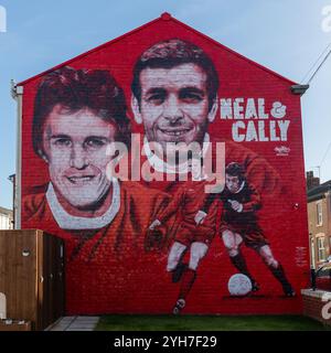 Phil Neal und Ian Callaghan auf einem Wandbild in der Nähe von Anfield in Liverpool. Sowohl Phil Neal als auch Ian Callagham (Cally) waren beide Fußballlegenden und beide Stockfoto