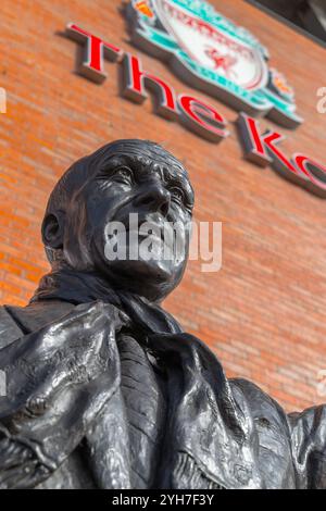 Blick nach oben zur Statue von Bill Shankly mit „The Kop“ und Liverpool FC Schild, aufgenommen am 27. Oktober 2024. Stockfoto