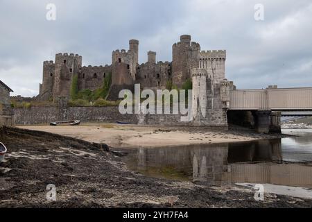 Blick auf Conwy Castle vom Ufer des Flusses Conwy, Foto vom 26. Oktober 2024. Stockfoto