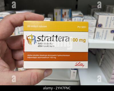 Prag, Tschechische Republik - 21. November 2024: STRATTERA Kapseln mit dem Wirkstoff ATOMOXETIN von ELI LILLY, zur Behandlung von ADHS. Stockfoto