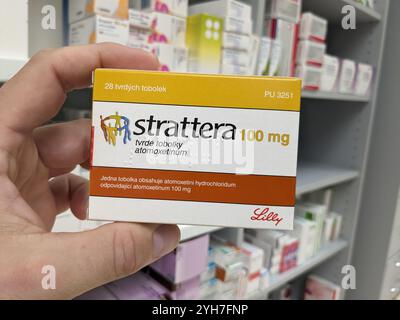 Prag, Tschechische Republik - 21. November 2024: STRATTERA Kapseln mit dem Wirkstoff ATOMOXETIN von ELI LILLY, zur Behandlung von ADHS. Stockfoto