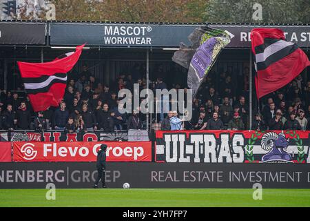 Almere, Niederlande. November 2024. ALMERE, NIEDERLANDE - 10. NOVEMBER: Fans des Almere City FC während des niederländischen Eredivisie-Spiels zwischen Almere City FC und Feyenoord im Yanmar Stadion am 10. November 2024 in Almere, Niederlande. (Foto von Andre Weening/Orange Pictures) Credit: Orange Pics BV/Alamy Live News Stockfoto