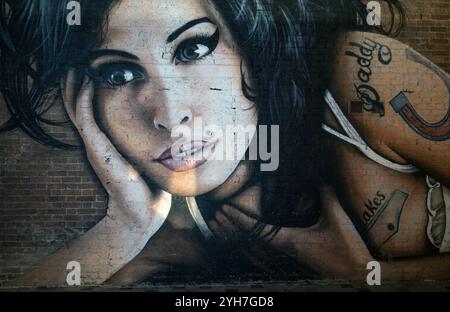 Amy Winehouse an einer Backsteinmauer neben dem Hawley Arms Pub in Camden. Stockfoto