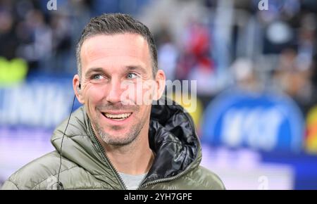 10. November 2024, Baden-Württemberg, Karlsruhe: Fußball: Bundesliga 2, Karlsruher SC - Preußen Münster, Spieltag 12, BBBank Wildpark. Karlsruher Trainer Christian Eichner, vor Spielbeginn abgebildet. Eichner kann heute nicht auf der Bank sitzen, da er wegen einer roten Karte suspendiert wird. Foto: Uli Deck/dpa - WICHTIGER HINWEIS: Gemäß den Vorschriften der DFL Deutschen Fußball-Liga und des DFB Deutschen Fußball-Bundes ist es verboten, im Stadion und/oder im Spiel aufgenommene Fotografien in Form von sequenziellen Bildern und/oder videoähnlichen Fotoserien zu verwenden oder zu nutzen. Stockfoto