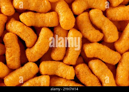 Hintergrund der knusprigen Maissnacks aus Nahaufnahme, Draufsicht, Hintergrund der Luftmaisstöcke Stockfoto