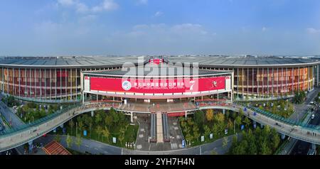 Shanghai. November 2024. Ein Panoramafoto der Drohne, aufgenommen am 2. November 2024, zeigt das National Exhibition and Convention Center (Shanghai), den Hauptsitz der 7. China International Import Expo (CIIE) im ostchinesischen Shanghai. Quelle: Liu Ying/Xinhua/Alamy Live News Stockfoto