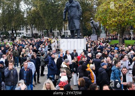 Westminster, London, Großbritannien. November 2024. Die Menschenmassen rund um Westminster für den National Service of Remembrance am Cenotaph. Quelle: Matthew Chattle/Alamy Live News Stockfoto