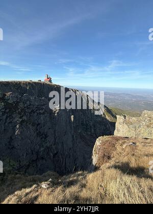 Ein atemberaubender Blick vom Bergkamm-Trail mit dem TV-Sender über Sniezne Kotly und Czarcia Ambona Stockfoto