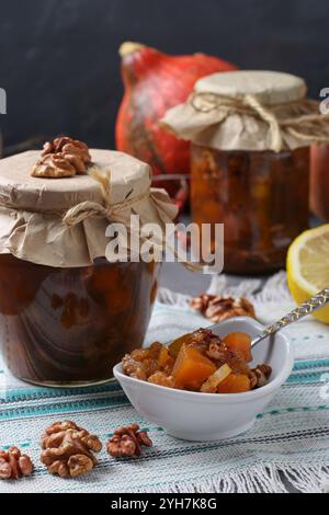 Hausgemachte Kürbismarmelade mit Zitrone und Walnüssen in Gläsern und Schüssel Stockfoto