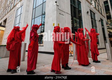 London, Großbritannien. November 2024. Die Red Rebel Brigade der Extinction Rebellion, eine performative, aktivistische Künstlergruppe, die als Reaktion auf die globale Umweltkrise gegründet wurde, verweist während eines Protestes auf das Shell Centre, um an die Ogoni Nine zum 29. Jahrestag ihrer Tötungen zu erinnern und Shell auf die Umweltverschmutzung hinzuweisen. Quelle: Mark Kerrison/Alamy Live News Stockfoto