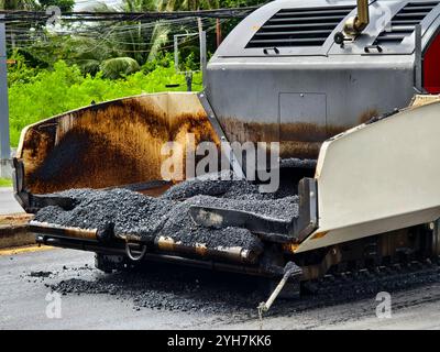 Asphaltpflastermaschine zum Ablegen von Asphalt Stockfoto