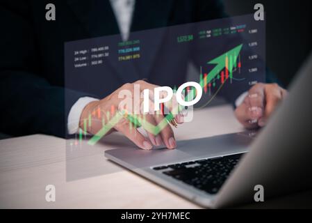Geschäftsmann, der an einem Notebook mit digitaler Grafik-Overlay für IPO (Initial Public Offering) arbeitet. Geeignet für Finanzen, Börsen, Investoren Stockfoto
