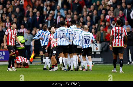 Sheffield Wednesday-Spieler umgeben Oliver Arblaster von Sheffield United (nicht gezeigt), nachdem er während des Sky Bet Championship-Spiels in der Bramhall Lane, Sheffield, auf einen Tackle von Barry Bannan (Mitte rechts) reagiert. Bilddatum: Sonntag, 10. November 2024. Stockfoto