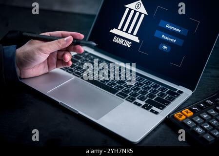 Die Hand zeigt auf den Laptop-Bildschirm, auf dem die Anmeldeschnittstelle für das Online-Banking angezeigt wird Geeignet für Finanzsicherheit, Online-Banking und Cybersicherheit. Stockfoto