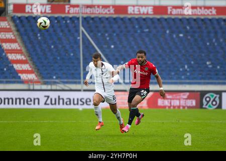 Hannover, Deutschland 10. November 2024: 3 . Liga - 2024/2025 - Hannover 96 II vs. FC Ingolstadt 04 im Bild: v. li. im Zweikampf Marcel kostspielig (FCI) und Brooklyn EZEH (Hannver) /// DFB-Vorschriften verbieten jede Verwendung von Fotografien als Bildsequenzen und/oder Quasi-Video /// Stockfoto