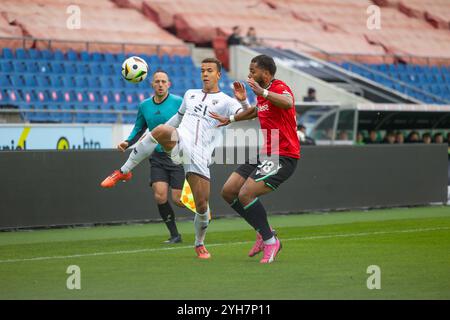 Hannover, Deutschland 10. November 2024: 3 . Liga - 2024/2025 - Hannover 96 II vs. FC Ingolstadt 04 im Bild: v. li. im Zweikampf Marcel kostspielig (FCI) und Brooklyn EZEH (Hannver) /// DFB-Vorschriften verbieten jede Verwendung von Fotografien als Bildsequenzen und/oder Quasi-Video /// Stockfoto