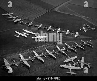 Boeing B-17 Fliegende Festungen der 457th Bomb Group auf dem Burtonwood Airfield in der Nähe von Liverpool. Das amerikanische viermotorige schwere Bomberflugzeug wurde in den 1930er Jahren für das United States Army Air Corps (USAAC) entwickelt. Die B-17 war ein schneller und hochfliegender Bomber, der vor allem im europäischen Operationstheater eingesetzt wurde und während des Zweiten Weltkriegs mehr Bomben abwarf als jedes andere Flugzeug. Sie wurde hauptsächlich von der USAAF in der Tageslichtkomponente der alliierten strategischen Bombenkampagne über Europa eingesetzt und ergänzte die Nachtbomber des RAF Bomber Command bei Angriffen auf deutsche Industrie, Militär und Militär Stockfoto