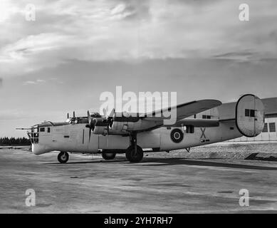 Ein Consolidated B-24 Liberator, ein amerikanischer schwerer Bomber. Der hocheffiziente Davis-Flügel verlieh dem Liberator eine hohe Reisegeschwindigkeit, eine große Reichweite und die Fähigkeit, eine schwere Bombenladung zu tragen. Sie wurde im Zweiten Weltkrieg ausgiebig genutzt und war die Hauptstütze der strategischen Bombenkampagne der USA im westeuropäischen Theater. Aufgrund seiner Reichweite erwies es sich als nützlich bei Bombenangriffen im Pazifik, einschließlich der Bombardierung Japans. Mit etwa 18.500 Einheiten hält es Rekorde als weltweit meistproduzierter Bomber, schwerer Bomber, mehrmotorige Flugzeuge und amerikanische Militärflugzeuge in der Geschichte. Stockfoto