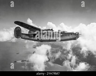 Ein Consolidated B-24 Liberator, ein amerikanischer schwerer Bomber, der Bombengruppe 98. Der hocheffiziente Davis-Flügel verlieh dem Liberator eine hohe Reisegeschwindigkeit, eine große Reichweite und die Fähigkeit, eine schwere Bombenladung zu tragen. Sie wurde im Zweiten Weltkrieg ausgiebig genutzt und war die Hauptstütze der strategischen Bombenkampagne der USA im westeuropäischen Theater. Aufgrund seiner Reichweite erwies es sich als nützlich bei Bombenangriffen im Pazifik, einschließlich der Bombardierung Japans. Mit etwa 18.500 Einheiten ist es der weltweit meistproduzierte Bomber, schwere Bomber, mehrmotorige Flugzeuge und amerikanische Militärflugzeuge in der Geschichte. Stockfoto