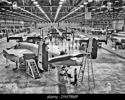 Eine Montagelinie von nordamerikanischen B-25 Mitchell-Mittelbombern. Die 1941 eingeführte Mitchell wurde von vielen alliierten Luftstreitkräften genutzt, um in jedem Theater des Zweiten Weltkriegs zu dienen. Das Flugzeug nahm an der Nordafrikanerkampagne, der Invasion Siziliens und Italiens Teil. Die RAF erhielt 1943 fast 900 Mitchells, zunächst um Ziele im besetzten Europa zu bombardieren, aber nach der Invasion der Normandie setzten die RAF und Frankreich Mitchells zur Unterstützung der Alliierten in Europa ein. Die meisten B-25 waren jedoch in amerikanischem Dienst und wurden im Krieg gegen Japan in Asien und im Pazifik eingesetzt. Stockfoto