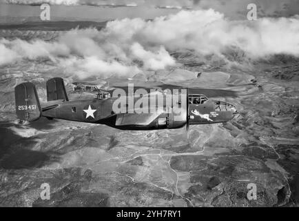 Ein nordamerikanischer B-25 Mitchell, ein US-amerikanischer Mittelbomber, der 1941 eingeführt wurde und von vielen alliierten Luftstreitkräften eingesetzt wurde, um in jedem Theater des Zweiten Weltkriegs zu dienen. Das Flugzeug nahm an der Nordafrikanerkampagne, der Invasion Siziliens und Italiens Teil. Die RAF erhielt 1943 fast 900 Mitchells, zunächst um Ziele im besetzten Europa zu bombardieren, aber nach der Invasion der Normandie setzten die RAF und Frankreich Mitchells zur Unterstützung der Alliierten in Europa ein. Die meisten B-25 waren jedoch in amerikanischem Dienst und wurden im Krieg gegen Japan in Asien und im Pazifik eingesetzt. Stockfoto