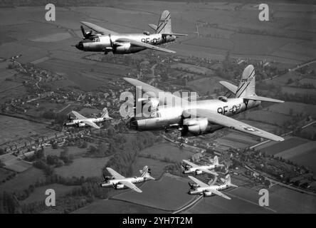 Martin B-26 Marodeure der 386. Bombengruppe über Frankreich. Als US-amerikanischer Mittelbomber wurde er während des Zweiten Weltkriegs in großem Einsatz eingesetzt. Zuerst im Pazifik-Theater, im Mittelmeer-Theater und in Westeuropa eingesetzt, wurde es nach Kriegsende von britischen, freien französischen und südafrikanischen Truppen sowie von US-Einheiten eingesetzt, die mehr als 110.000 Einheiten flogen. Anfänglich hatten die frühen Modelle eine hohe Unfallrate bei Starts und Landungen. Nach aerodynamischen Änderungen beendete er den Zweiten Weltkrieg mit der niedrigsten Verlustrate aller US Army Air Forces Bomber. Stockfoto