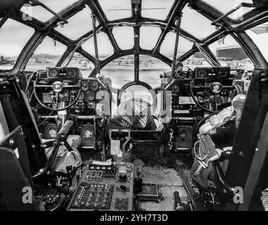 Das Cockpit einer Boeing B-29 Superfortress ist ein US-amerikanischer viermotoriger, propellergetriebener schwerer Bomber, der hauptsächlich während des Zweiten Weltkriegs und des Koreakrieges von den Vereinigten Staaten geflogen wurde. Die Superfortress, eines der größten Flugzeuge des Zweiten Weltkriegs, war für strategische Bombenangriffe in großer Höhe konzipiert, war aber auch bei nächtlichen Brandbombenangriffen in geringer Höhe und beim Abwurf von Marineminen zur Blockade Japans hervorragend. Die B-29 haben die Atombomben auf Hiroshima und Nagasaki abgefeuert, die einzigen Flugzeuge, die jemals Atomwaffen im Kampf abwerfen. Stockfoto