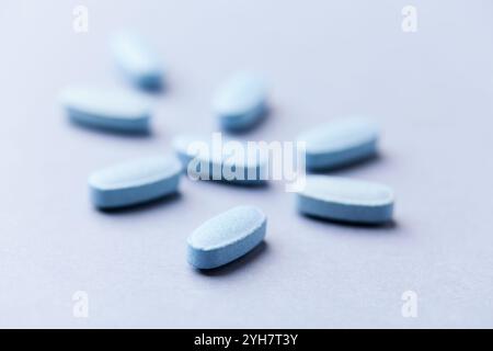 Multivitamintabletten auf hellem Papierhintergrund. Nahaufnahme. Kopierbereich. Stockfoto