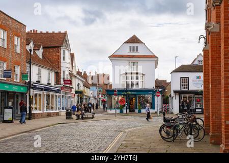 Straßenszene mit Leuten, die im Stadtzentrum einkaufen. Thame, Oxfordshire, England, Großbritannien Stockfoto