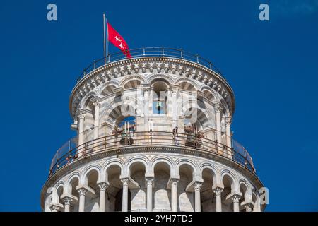 Der Glockenturm auf dem Schiefen Turm von Pisa, Italien, mit sieben historischen Glocken und Panoramablick auf die Stadt. Stockfoto