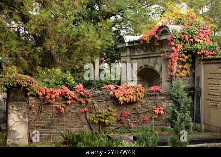 ...Das macht doch richtig war ihr - so eine prachtvolle Ewigkeitslaube - umrankt von praeechtigem Weinlaub...da kommen einem doch ganz spontan lebenslustige Gedanken... Friedhof Kaiser-Wilhelm - Gruftanlagen ueberwachsen Stockfoto